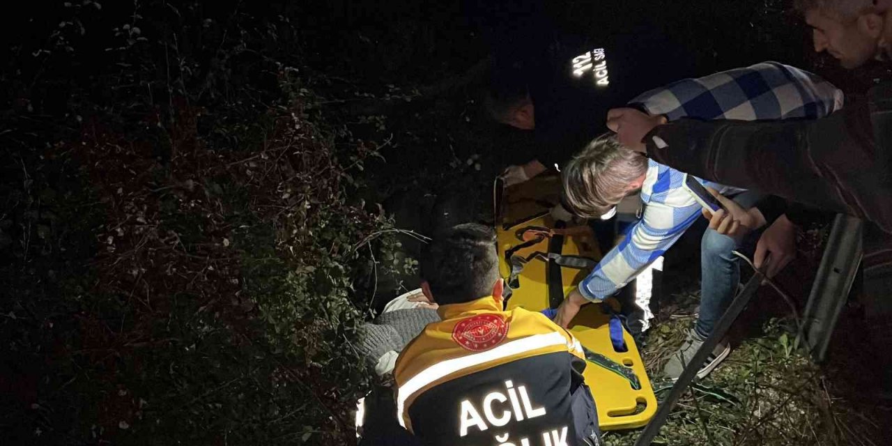 Bariyerlere çarpan otomobilin sürücüsü yol kenarına savruldu, 1’i ağır, 3 kişi yaralandı