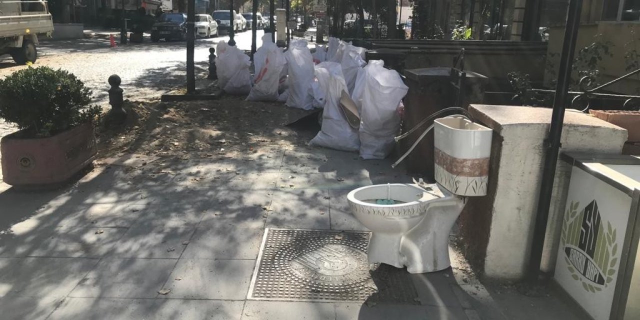 Kaldırımda bulunan klozet vatandaşları şaşkına çevirdi