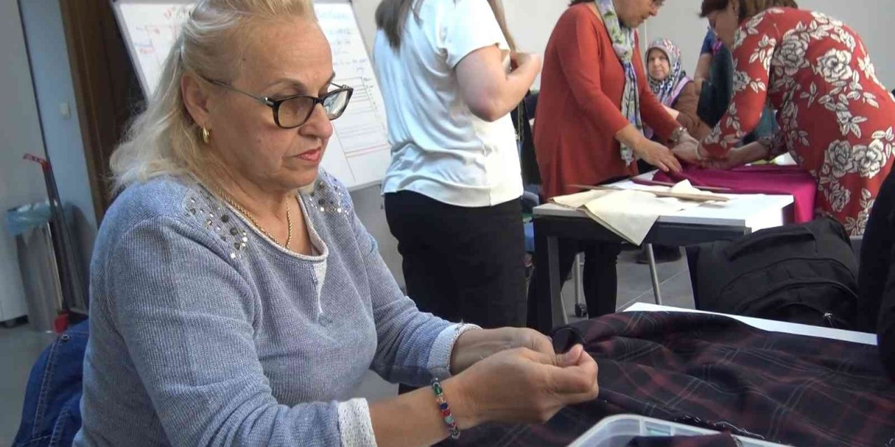 Bursa’da kadınlar hem meslek öğreniyor, hem gelir elde ediyor