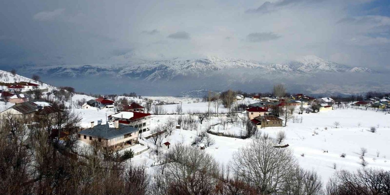Bayburt’un yüksek kesimlerinde kar yağışı etkili oluyor