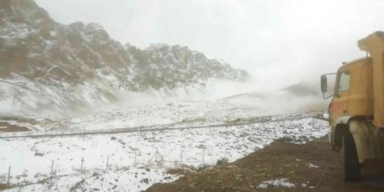 Aladağlar’a kar yağdı