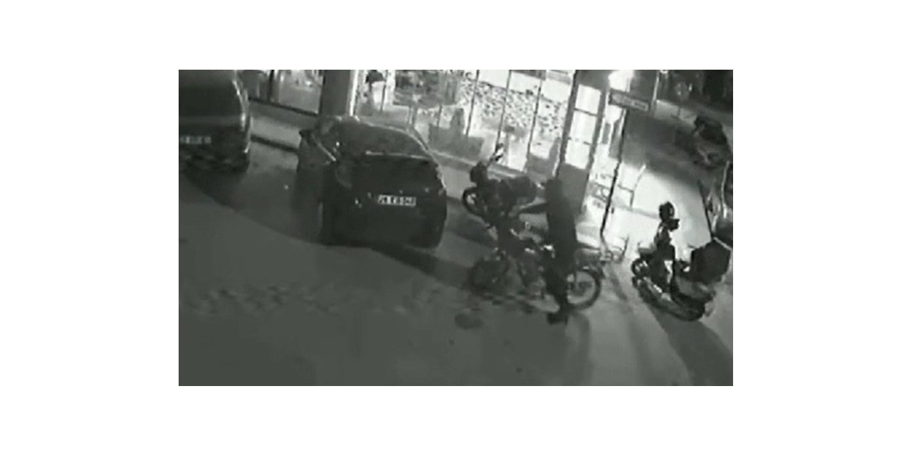 30 saniyede motosiklet adeta yok oldu