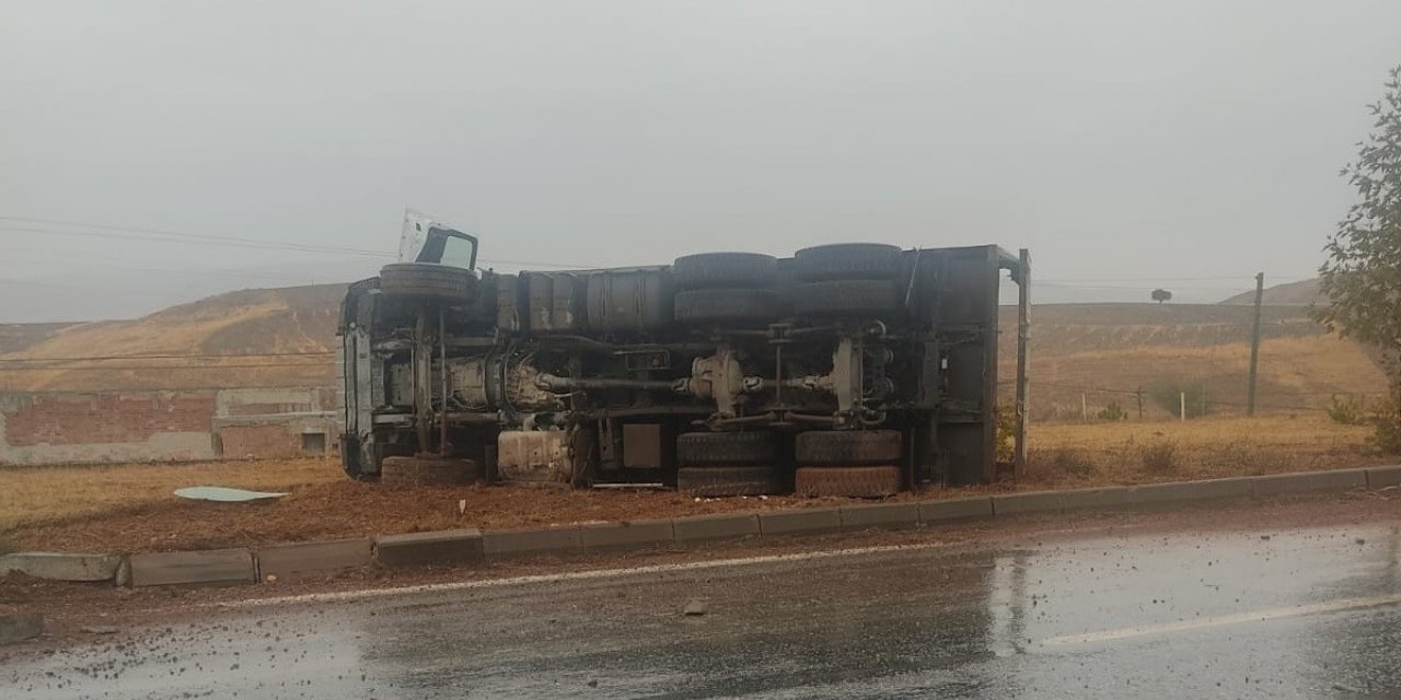 Refüje çarpan kamyon devrildi: 1 yaralı