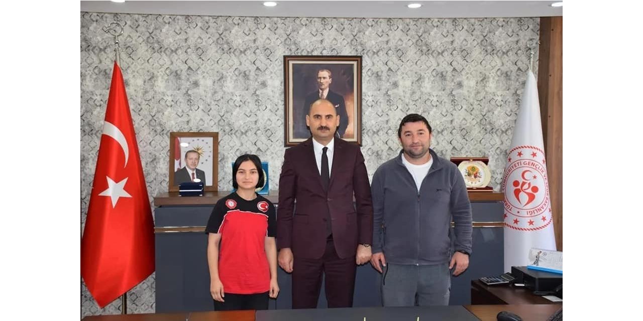 İl Müdürü Özdemir, Balkan üçüncü olan sporcuyu tebrik etti