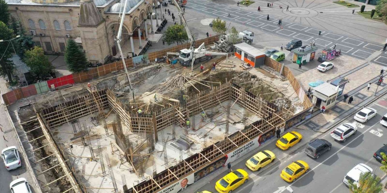 Cedidiye meydanında inşaat hızla ilerliyor