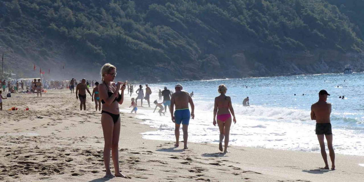 Yurtta soğuk hava etkili olurken Alanya’da deniz keyfi yaptılar