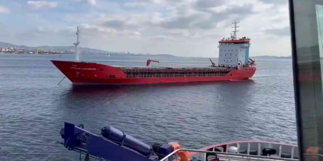 Haydarpaşa açıklarında makine arızası yapan kuru yük gemisi Ahırkapı’ya çekildi