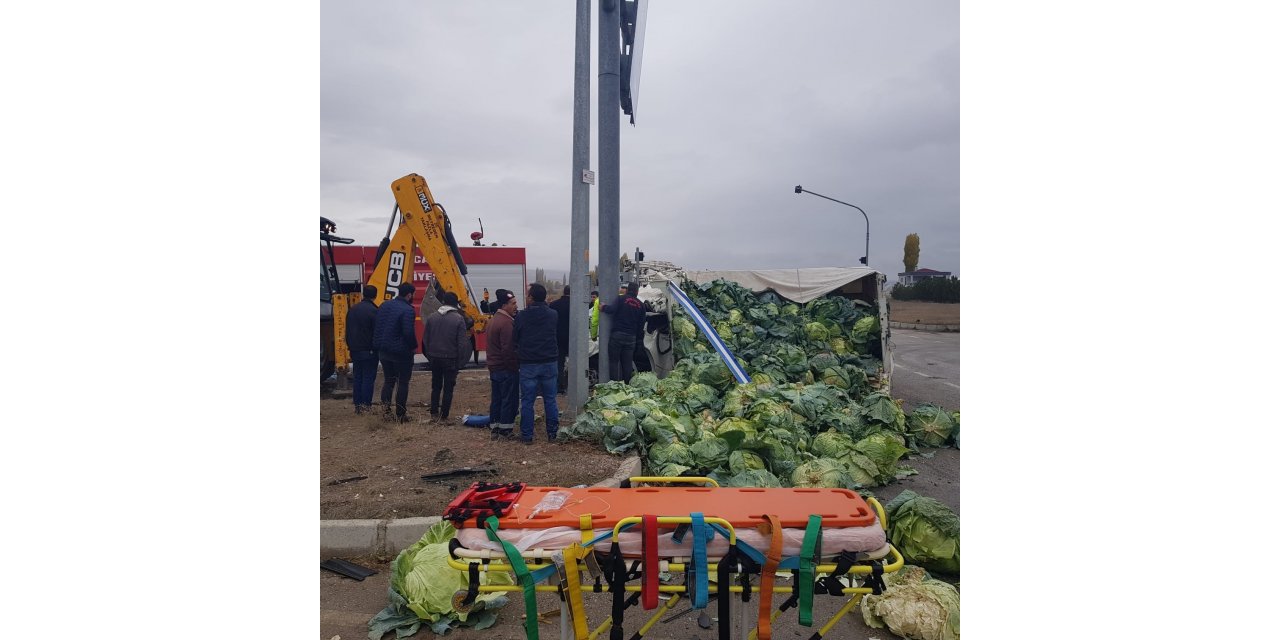 Lahana yüklü kamyonet ile ticari araç çarpıştı: 2 yaralı