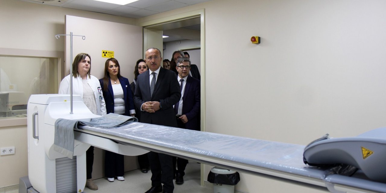 Yenilenen cihazları inceleyen Vali Atik, danışanlar tarafından hazırlanan sergiyi gezdi