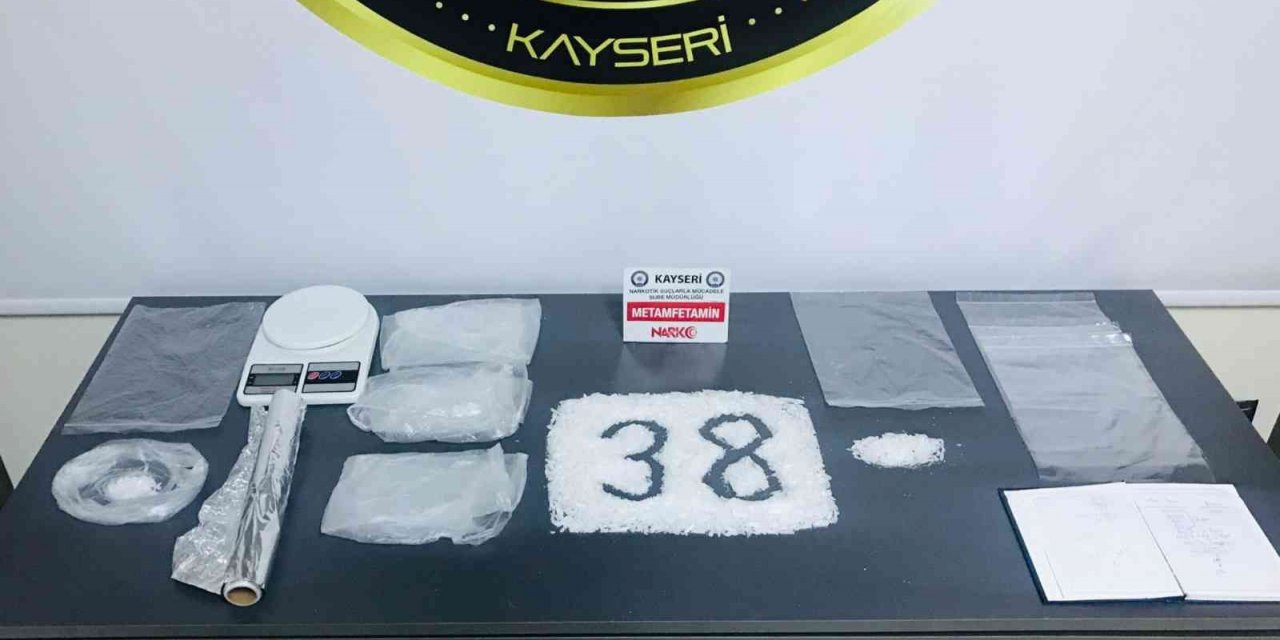 Torbacılar uyuşturucuyu satamadan enselendi