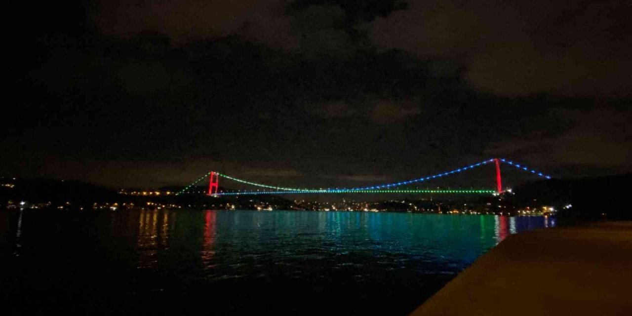 İstanbul’da köprüler Azerbaycan bayrağının renkleriyle ışıklandırıldı