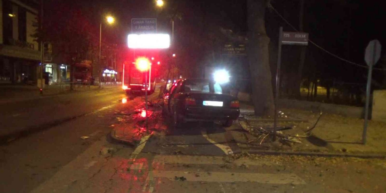 Otomobil ağaca çarptı, şoförü aracı bırakıp kaçtı