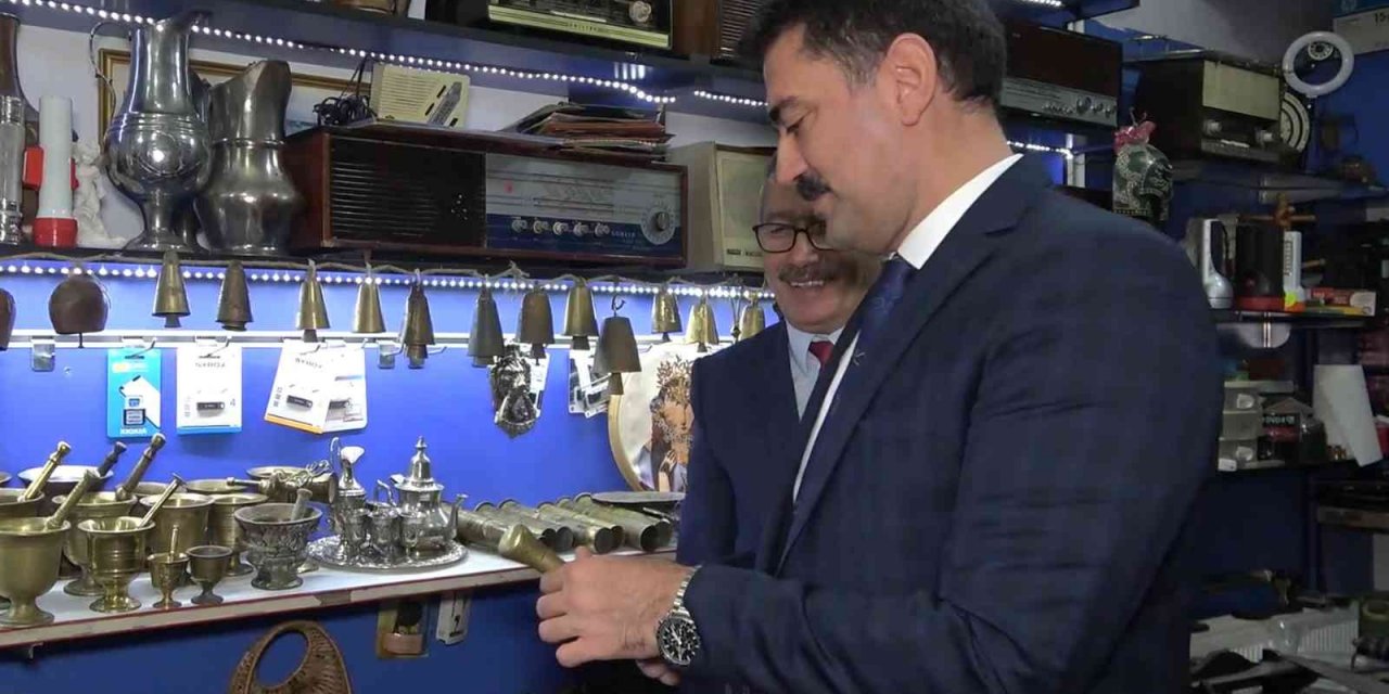 Osmanlı’dan günümüze kadar ulaşan yüzlerce antikayı iş yerinde sergiliyor