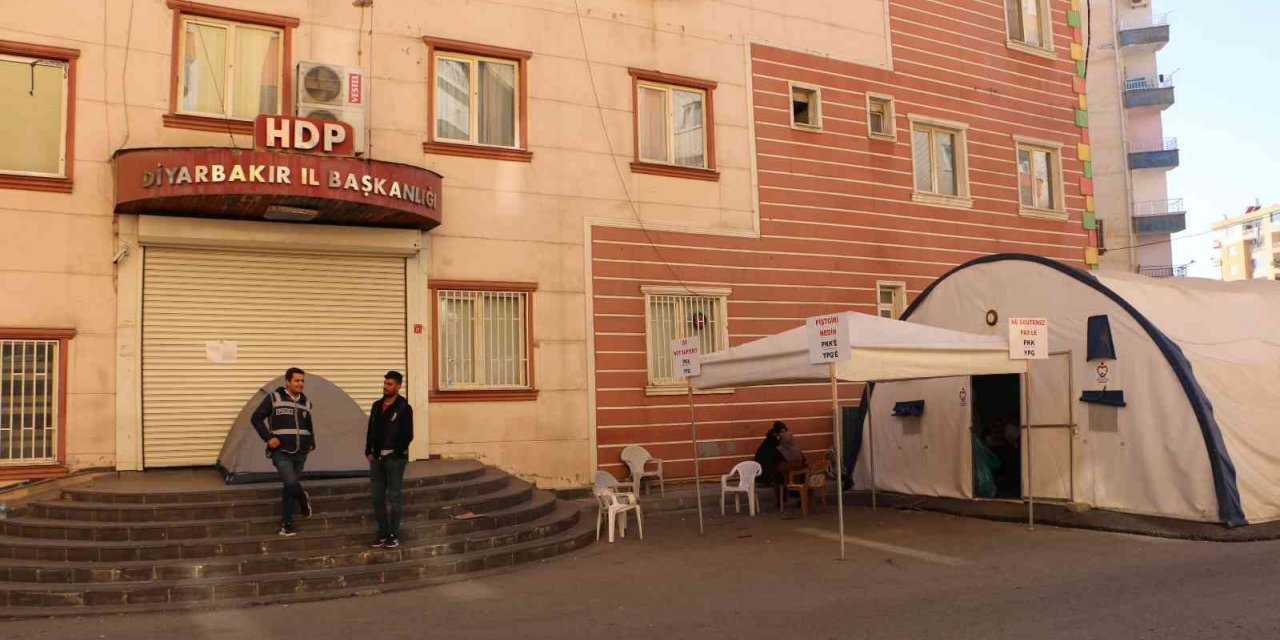 Engelli çocuğunu evde bırakan anne dağda olan çocuğu için evlat nöbetini sürdürüyor