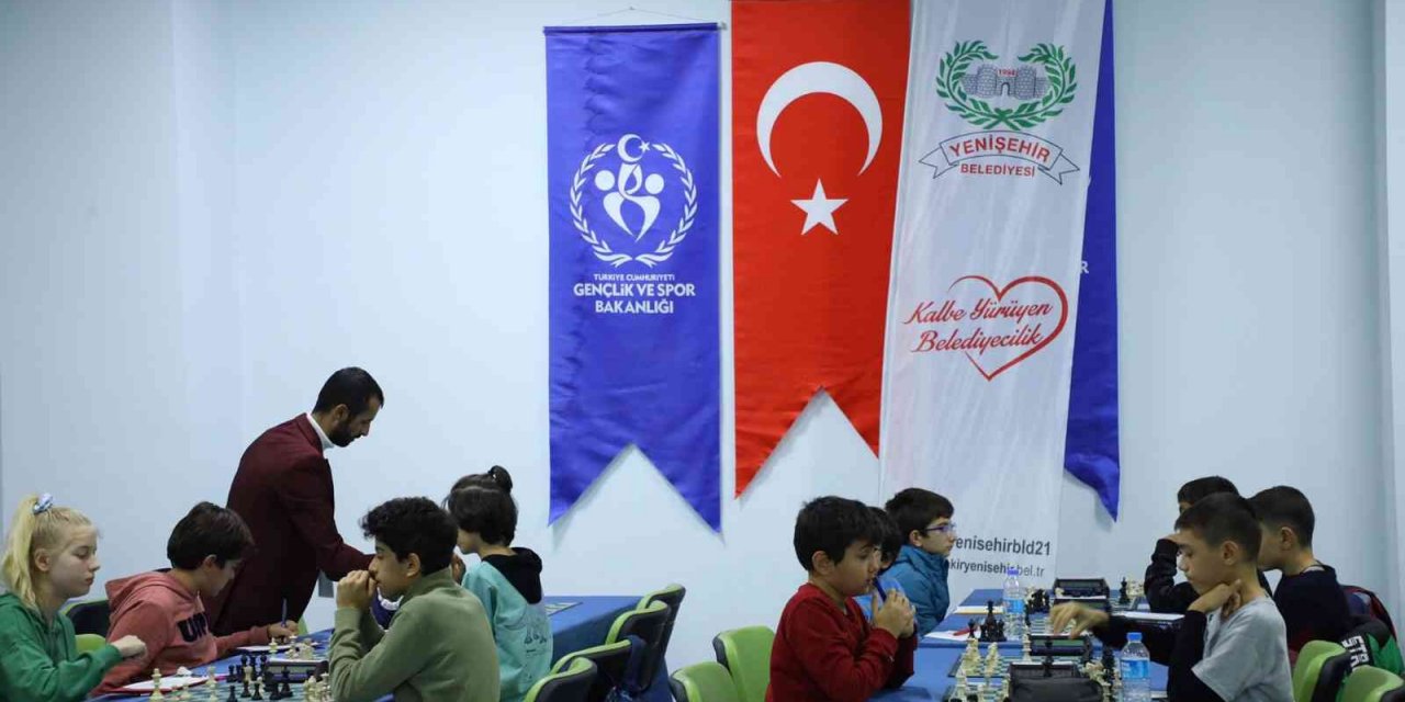 Çocuklar ‘Cumhuriyet Satranç Turnuvasında’ kıyasıya mücadele etti