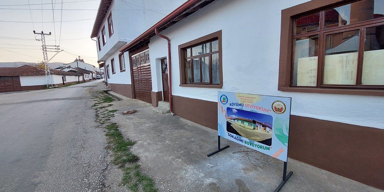 Kınık köyünün sokakları göz kamaştırıyor