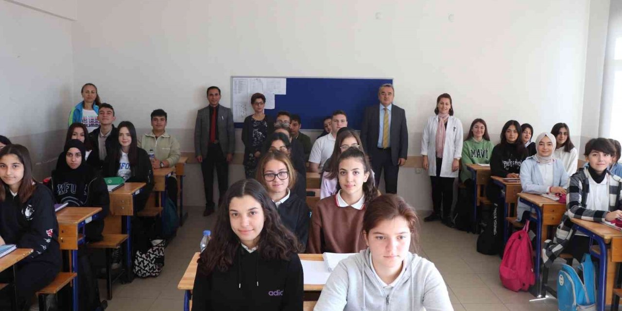 Kaymakam Öztürk, öğretmenler ve öğrenciler ile bir arada