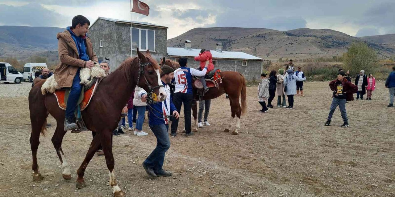 Özel eğitim öğrencileri cirit sahasında