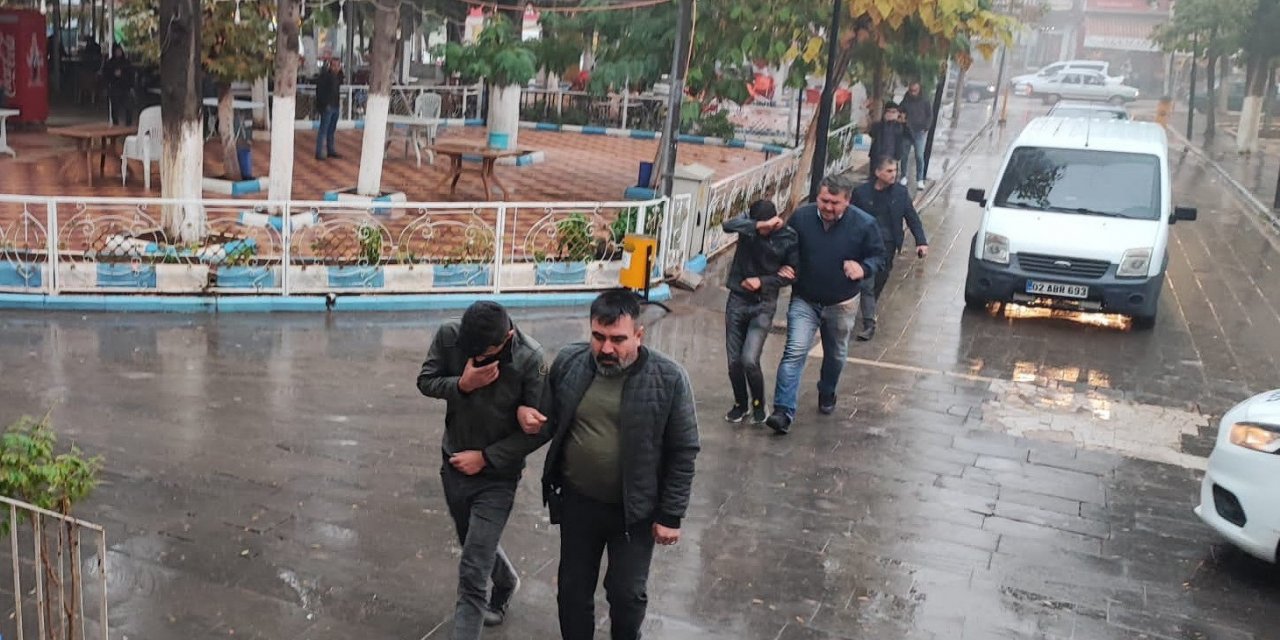 Otomobil çalan 2 kişi tutuklandı