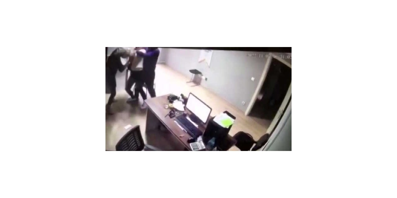 Site yöneticisi ile kiracı arasında saç saça baş başa kavga çıktı