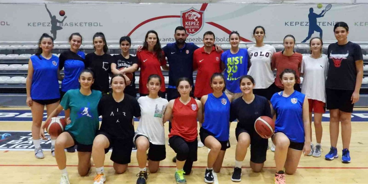 Kepez’in kız basketbol takımı şampiyonluğa yürüyor