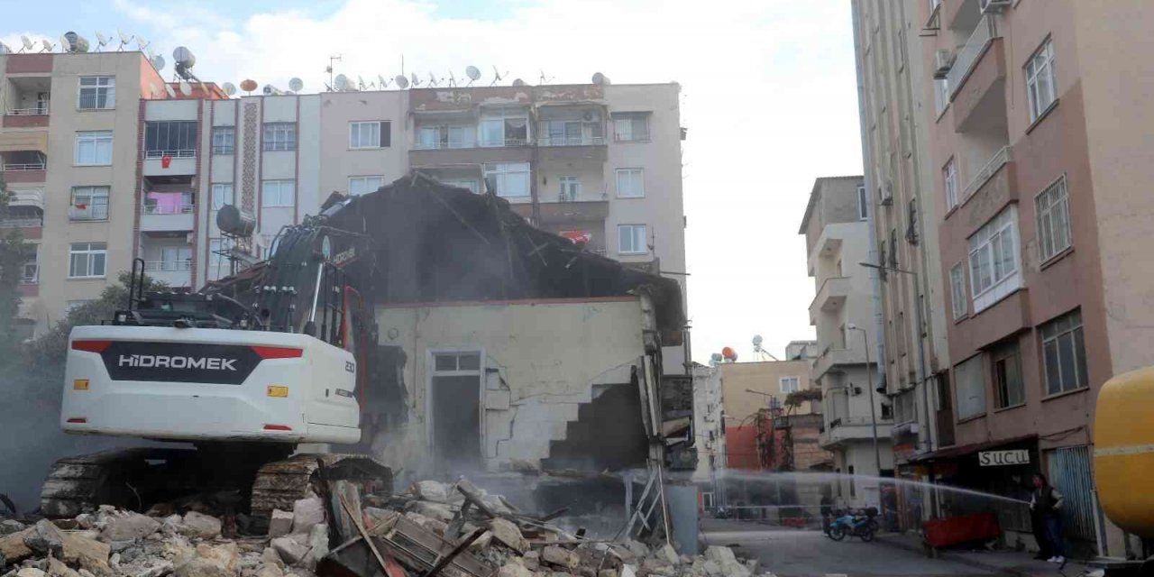 Mersin’de tehlike oluşturan 3 metruk bina yıkıldı