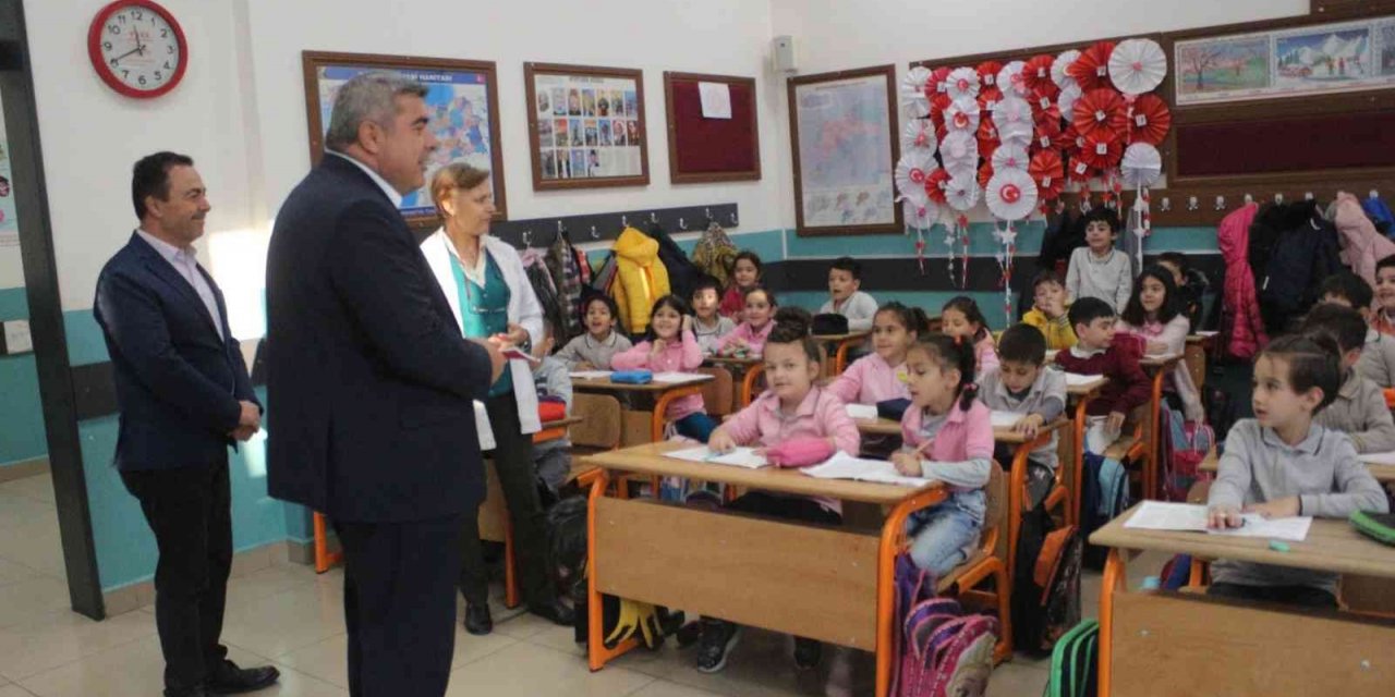 Afyonkarahisar’a yeni atanan İl Milli Eğitim Müdürü ilk günden derslere girdi