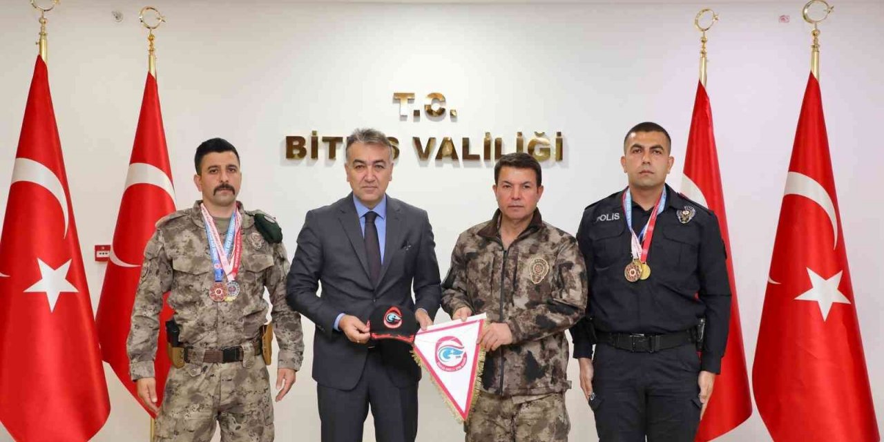 Vali Çağatay, dereceye giren kick boksçu polisleri kabul etti