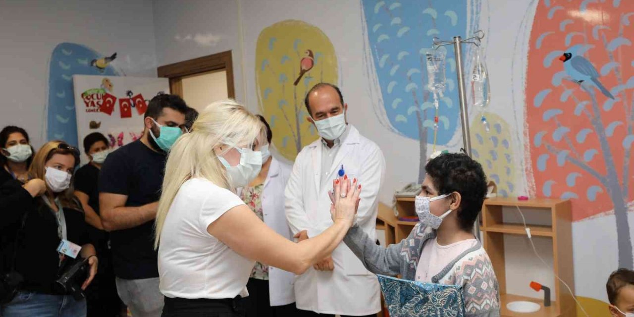 Rektör Özkan kanser tedavisi gören çocuklarla bir araya geldi