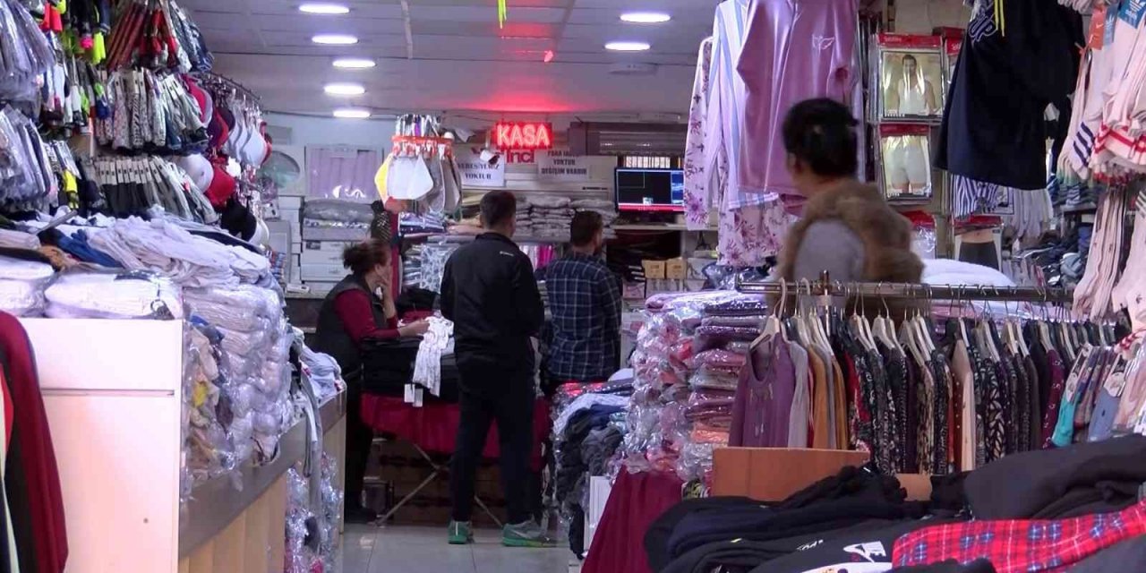 Maltepe’de mağazadan mont hırsızlığı kamerada