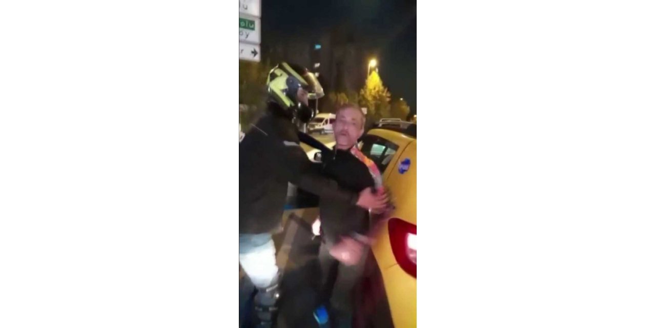 Ataşehir’de taksici ve motosikletli arasında yol verme kavgası kamerada
