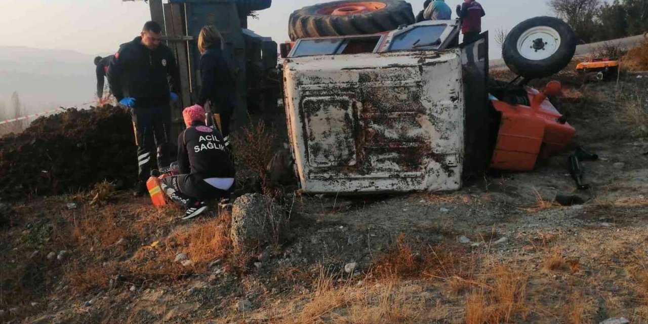 Devrilen traktörün altında kalan 4 çocuk babası çiftçi hayatını kaybetti