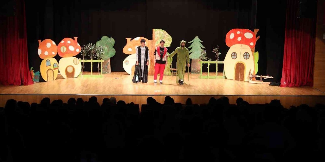 Sultangazili çocukların tiyatro keyfi