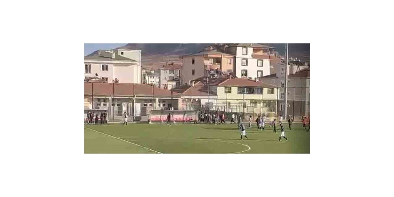 Maç bitti, tekmeli yumruklu kavga başladı