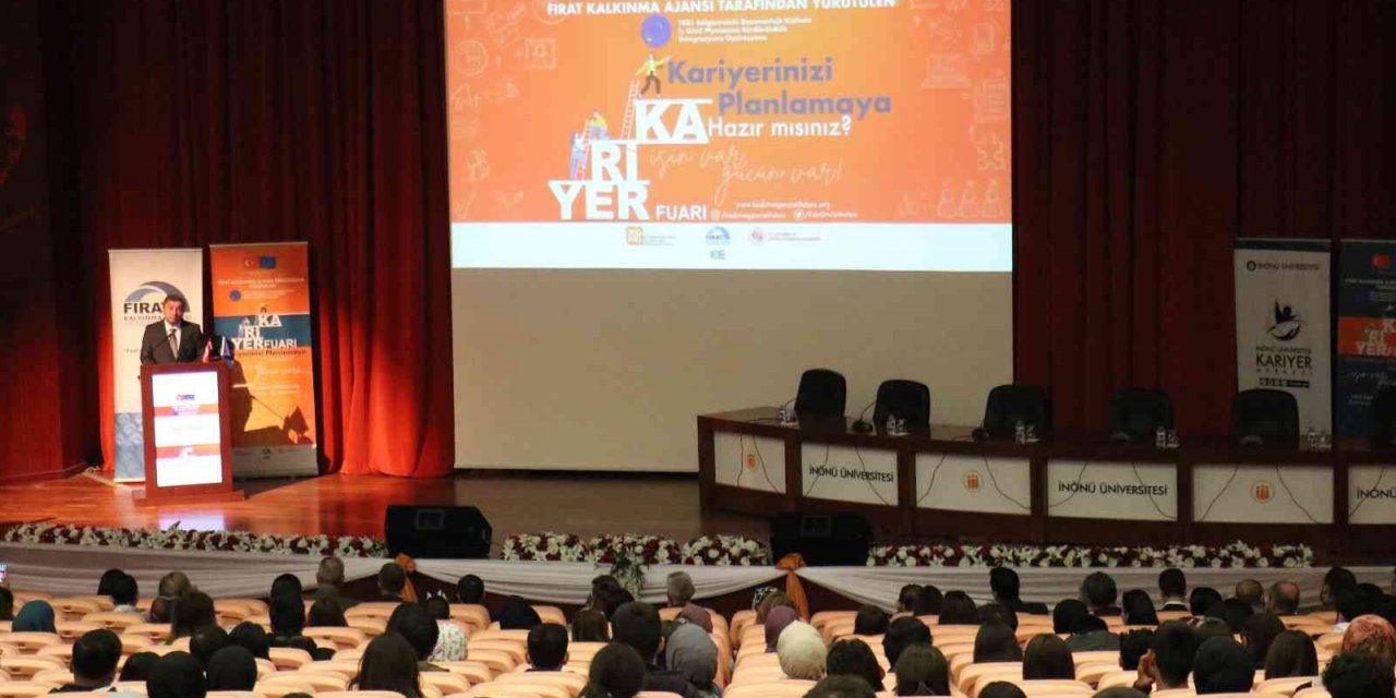 Üniversite öğrencileri kariyer fuarında sektör temsilcileri ile buluştu