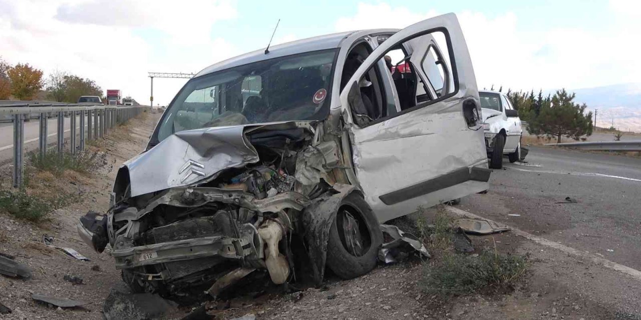 Kaza yapan araçlara çarpmamak için bariyerlere daldı: 2’si çocuk 5 yaralı