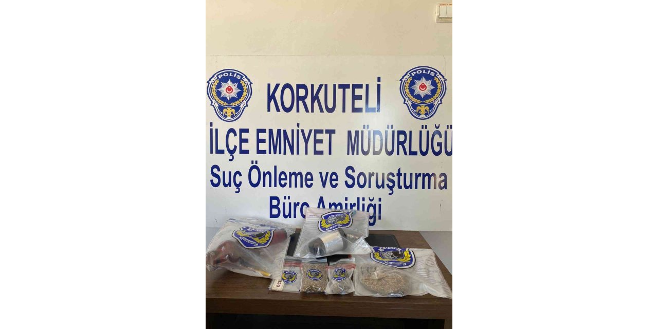 Otodan hırsızlık yaptılar, ’dur’ ihtarına uymayan arkadaşlarının yanında yakalandılar