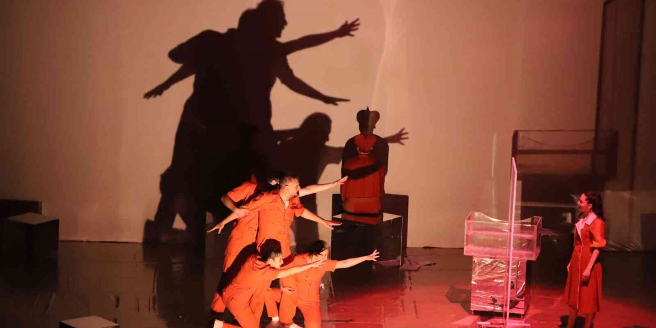 NEVÜ’de ‘Hiç Kimse’ adlı tiyatro oyunu sahnelendi