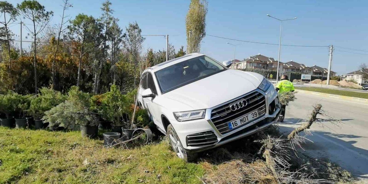 Bisiklete çarpan cip askıda kaldı