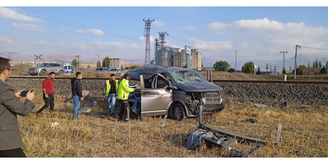 Yolcu treni minibüse çarptı: 2 yaralı