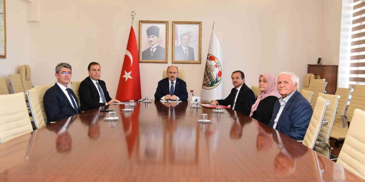 Vali Karadeniz’den hayırseverlere plaket