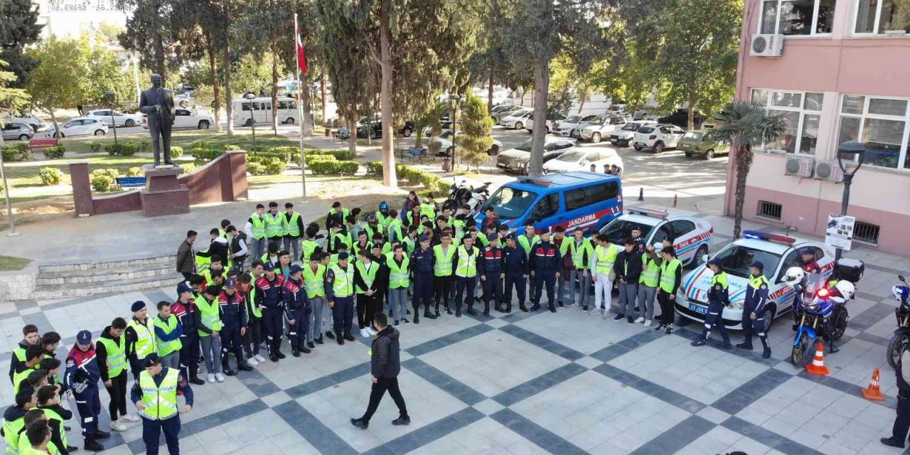 Sarıgöl’de ’Reklektif Yelek Giy, Görünür Ol" projesi