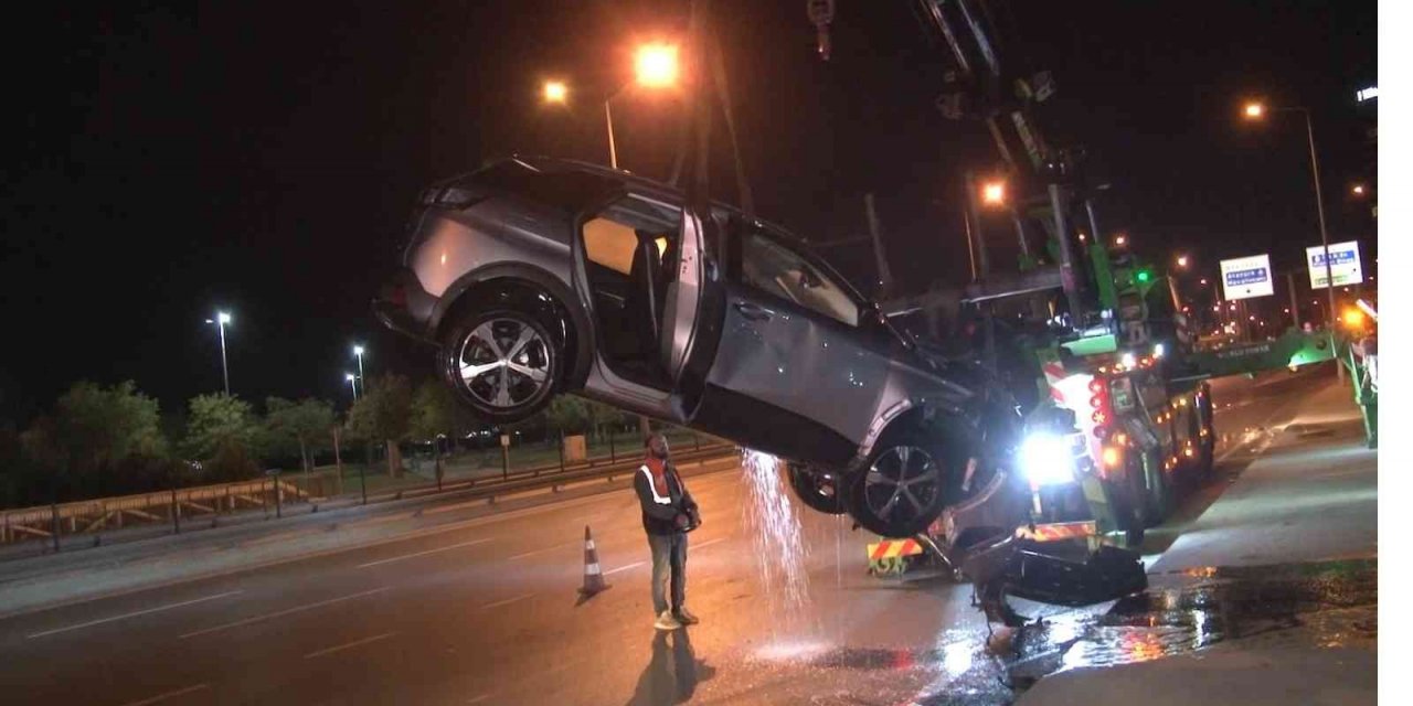 Kazaya karışan otomobiller köprü korkuluklarını kırarak dereye uçtu: Mahsur kalan 4 kişiyi itfaiye ekipleri kurtardı