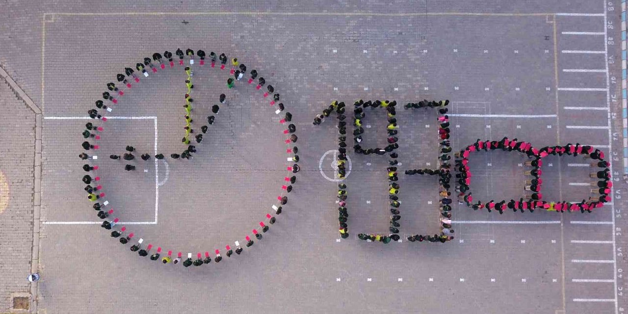 Ahlatlı öğrencilerden “10 Kasım” koreografisi