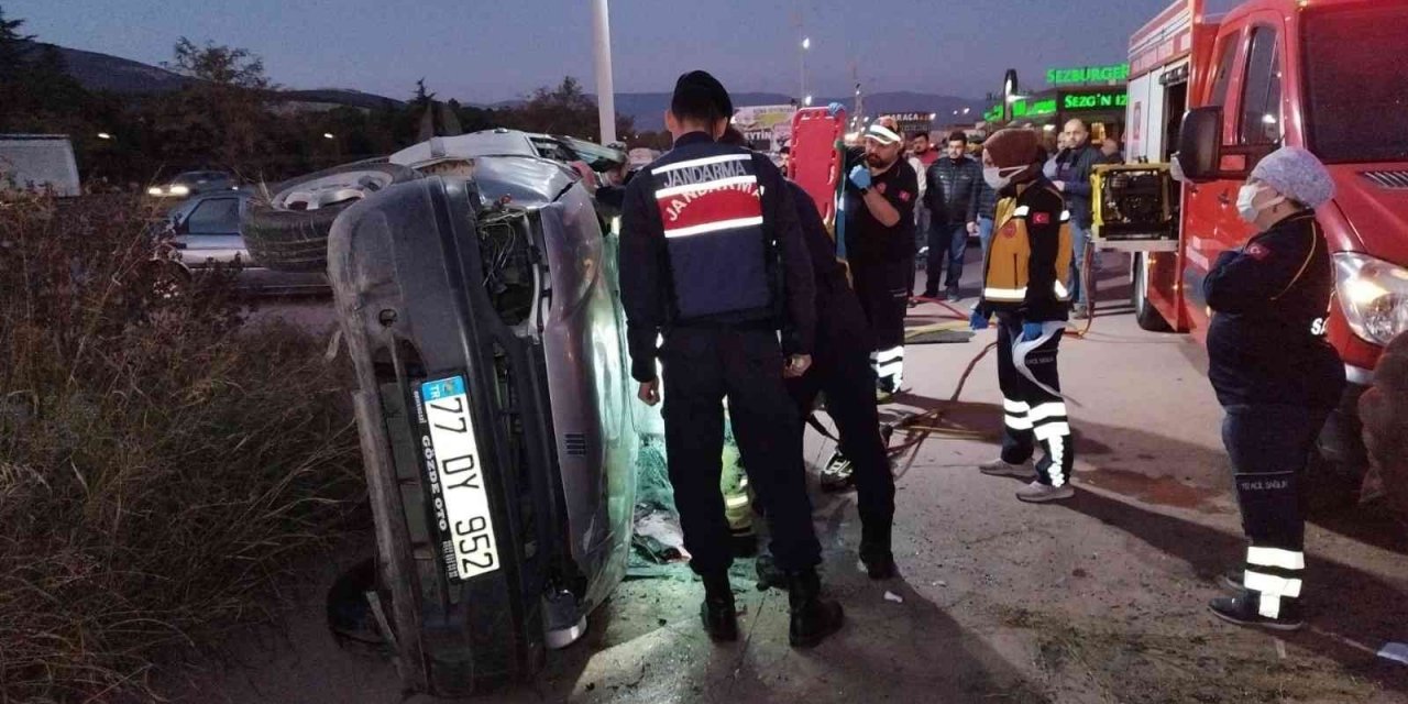 Kontrolden çıkıp takla atan otomobil park halindeki araçlara çarptı