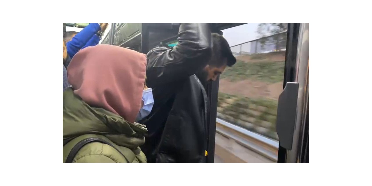 Kadıköy’de yolcu dolu İETT otobüsü kapısı açık ilerledi