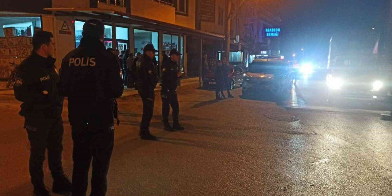 Minibüs çarpan komiser ağır yaralandı