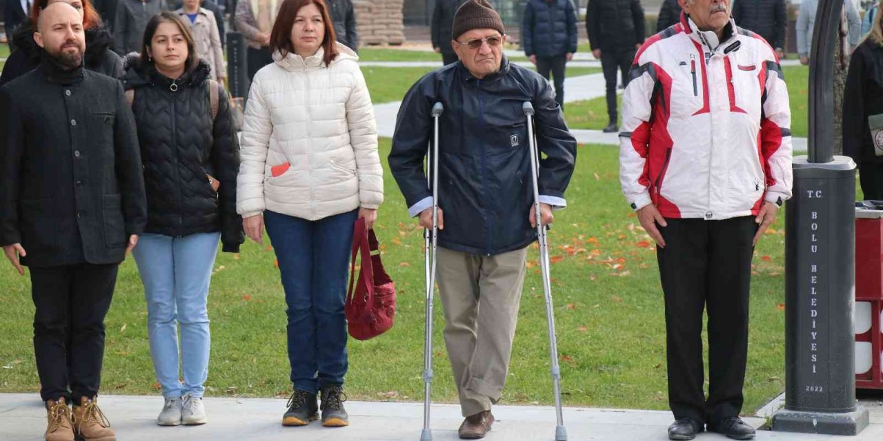 Bolu’da Ata’ya saygı duruşu