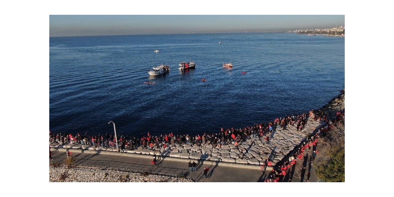 Atatürk, Maltepe’de ’Saygı Zinciri ve Dalışıyla’ anıldı