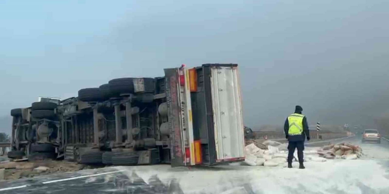 Bursa'da çimento yüklü TIR devrildi: 1 yaralı